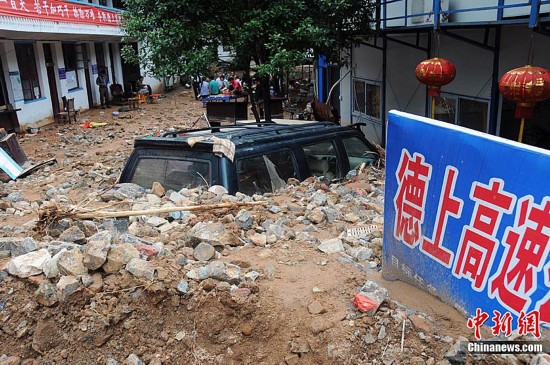 Mudslides in Jiangxi province on June 20, 2001