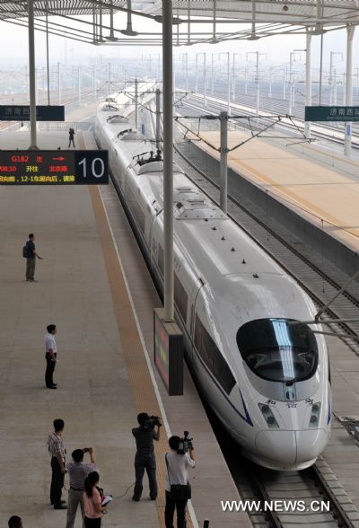 A bullet train arrives at Jinan West Railway Station in Jinan, capital of east China's Shandong Province, June 21, 2011. Media reporters experienced a trial operation on the Beijing-Shanghai high-speed railway on Tuesday. It takes a 300-kph bullet train one hour and 32 minutes from Jinan West Railway Station to Beijing South Railway Station, 2 hours shorter than the current high-speed trains. (Xinhua/Zhu Zheng) (zgp) 
