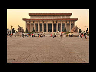 The chairman Mao Zedong Memorial Hall stands on the former sits of Zhonghuamen Gate at the southern end of Tian'anmen Square between the Monument to the People's Heroes and Zhengyangmen Gate. Red Sichuan granite is placed at its base and trees surrounded the hall. This was designed on principles of symmetry and 'centrality'. [xiazewen/bbs.fengniao] 