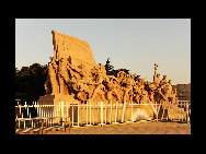 The chairman Mao Zedong Memorial Hall stands on the former sits of Zhonghuamen Gate at the southern end of Tian'anmen Square between the Monument to the People's Heroes and Zhengyangmen Gate. Red Sichuan granite is placed at its base and trees surrounded the hall. This was designed on principles of symmetry and 'centrality'. [xiazewen/bbs.fengniao] 
