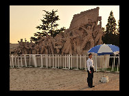 The chairman Mao Zedong Memorial Hall stands on the former sits of Zhonghuamen Gate at the southern end of Tian'anmen Square between the Monument to the People's Heroes and Zhengyangmen Gate. Red Sichuan granite is placed at its base and trees surrounded the hall. This was designed on principles of symmetry and 'centrality'. [xiazewen/bbs.fengniao] 