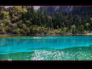 The northwestern Sichuan Plateau is noted for its picturesque natural beauty. One of its best scenic areas is Jiuzhaigou, or Jiuzhai Valley, located in the Aba Tibetan and Qiang Autonomous Prefecture. Eulogized as a world of magical fairytales, Jiuzhai Valley has for years enchanted tourists with its mountains and luxuriant forests, colorful lakes, gushing waterfalls and abundant wildlife.  [光阴dfn/bbs.fengniao]
