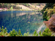 The northwestern Sichuan Plateau is noted for its picturesque natural beauty. One of its best scenic areas is Jiuzhaigou, or Jiuzhai Valley, located in the Aba Tibetan and Qiang Autonomous Prefecture. Eulogized as a world of magical fairytales, Jiuzhai Valley has for years enchanted tourists with its mountains and luxuriant forests, colorful lakes, gushing waterfalls and abundant wildlife.  [光阴dfn/bbs.fengniao]