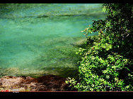 The northwestern Sichuan Plateau is noted for its picturesque natural beauty. One of its best scenic areas is Jiuzhaigou, or Jiuzhai Valley, located in the Aba Tibetan and Qiang Autonomous Prefecture. Eulogized as a world of magical fairytales, Jiuzhai Valley has for years enchanted tourists with its mountains and luxuriant forests, colorful lakes, gushing waterfalls and abundant wildlife.  [光阴dfn/bbs.fengniao]