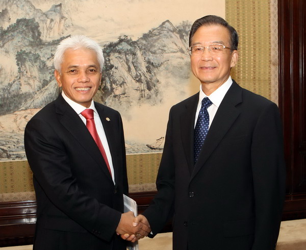 Chinese Premier Wen Jiabao and Indonesian President Susilo Bambang Yudhoyono's envoy Hatta Rajasa pose for a picture in Beijing, June 22, 2011. [Photo/Xinhua]