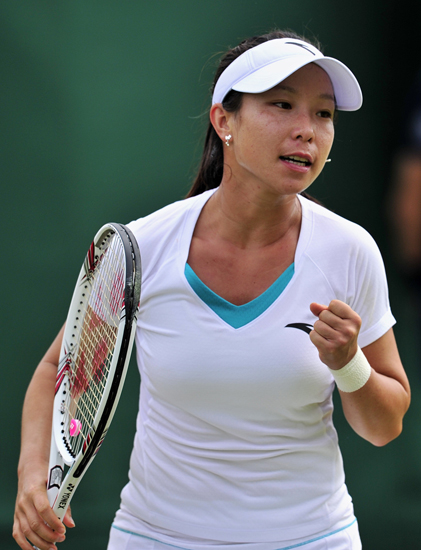 Zheng Jie of China reacts after winning the match against Ondraskova at the 2011 Wimbledon tennis championships in London, Britain, June 21, 2011. [Source: Sina.com]