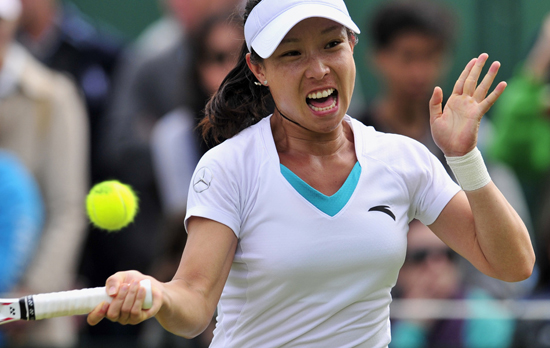 Zheng Jie of China returns the ball during her first round match against Ondraskova at the 2011 Wimbledon tennis championships in London, Britain, June 21, 2011. [Source: Sina.com]