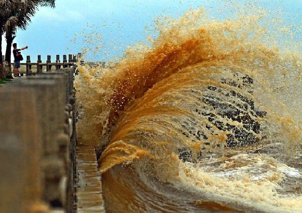 Tropical storm Haima hits S China 