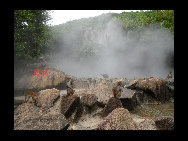Located on the Nanwan peninsula, 14 kilometers south of Lingshui County, Monkey Island is a state-protected and only nature reserve for macaque monkeys in the world. Established in 1965, the island has become a popular tourist destination. More than 400 kinds of plants and fruits, 100 animals and numerous grottos make the island a perfect paradise for monkeys.[史前猛兽/bbs.fengniao]