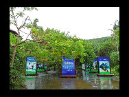 Located on the Nanwan peninsula, 14 kilometers south of Lingshui County, Monkey Island is a state-protected and only nature reserve for macaque monkeys in the world. Established in 1965, the island has become a popular tourist destination. More than 400 kinds of plants and fruits, 100 animals and numerous grottos make the island a perfect paradise for monkeys.[史前猛兽/bbs.fengniao]