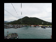 Located on the Nanwan peninsula, 14 kilometers south of Lingshui County, Monkey Island is a state-protected and only nature reserve for macaque monkeys in the world. Established in 1965, the island has become a popular tourist destination. More than 400 kinds of plants and fruits, 100 animals and numerous grottos make the island a perfect paradise for monkeys.[史前猛兽/bbs.fengniao]