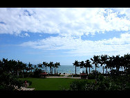 Located to the southeast of Sanya, Yalong Bay is a 7.5-km crescent-shaped bay. Also known as the Yalong Bay National Resort, it is one of the most famous scenic spots in Hainan Province.Visitors are attracted by its crystal blue sea, warm sand beaches and endless rolling hills. Its clean sea waters make it a nice place for diving. There are various kinds of tropical fishes. It is an ideal place for relaxation, water sports and scuba-diving. [江边记忆/bbs.fengniao]