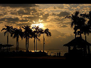 Located to the southeast of Sanya, Yalong Bay is a 7.5-km crescent-shaped bay. Also known as the Yalong Bay National Resort, it is one of the most famous scenic spots in Hainan Province.Visitors are attracted by its crystal blue sea, warm sand beaches and endless rolling hills. Its clean sea waters make it a nice place for diving. There are various kinds of tropical fishes. It is an ideal place for relaxation, water sports and scuba-diving. [江边记忆/bbs.fengniao]