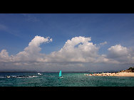 Located to the southeast of Sanya, Yalong Bay is a 7.5-km crescent-shaped bay. Also known as the Yalong Bay National Resort, it is one of the most famous scenic spots in Hainan Province.Visitors are attracted by its crystal blue sea, warm sand beaches and endless rolling hills. Its clean sea waters make it a nice place for diving. There are various kinds of tropical fishes. It is an ideal place for relaxation, water sports and scuba-diving. [江边记忆/bbs.fengniao]