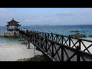Located to the southeast of Sanya, Yalong Bay is a 7.5-km crescent-shaped bay. Also known as the Yalong Bay National Resort, it is one of the most famous scenic spots in Hainan Province.Visitors are attracted by its crystal blue sea, warm sand beaches and endless rolling hills. Its clean sea waters make it a nice place for diving. There are various kinds of tropical fishes. It is an ideal place for relaxation, water sports and scuba-diving. [江边记忆/bbs.fengniao]