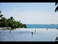 Located to the southeast of Sanya, Yalong Bay is a 7.5-km crescent-shaped bay. Also known as the Yalong Bay National Resort, it is one of the most famous scenic spots in Hainan Province.Visitors are attracted by its crystal blue sea, warm sand beaches and endless rolling hills. Its clean sea waters make it a nice place for diving. There are various kinds of tropical fishes. It is an ideal place for relaxation, water sports and scuba-diving. [ericyangbj/bbs.fengniao] 