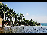 Located to the southeast of Sanya, Yalong Bay is a 7.5-km crescent-shaped bay. Also known as the Yalong Bay National Resort, it is one of the most famous scenic spots in Hainan Province.Visitors are attracted by its crystal blue sea, warm sand beaches and endless rolling hills. Its clean sea waters make it a nice place for diving. There are various kinds of tropical fishes. It is an ideal place for relaxation, water sports and scuba-diving. [ericyangbj/bbs.fengniao] 