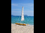 Located to the southeast of Sanya, Yalong Bay is a 7.5-km crescent-shaped bay. Also known as the Yalong Bay National Resort, it is one of the most famous scenic spots in Hainan Province.Visitors are attracted by its crystal blue sea, warm sand beaches and endless rolling hills. Its clean sea waters make it a nice place for diving. There are various kinds of tropical fishes. It is an ideal place for relaxation, water sports and scuba-diving. [ericyangbj/bbs.fengniao] 