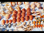 Located to the southeast of Sanya, Yalong Bay is a 7.5-km crescent-shaped bay. Also known as the Yalong Bay National Resort, it is one of the most famous scenic spots in Hainan Province.Visitors are attracted by its crystal blue sea, warm sand beaches and endless rolling hills. Its clean sea waters make it a nice place for diving. There are various kinds of tropical fishes. It is an ideal place for relaxation, water sports and scuba-diving. [ericyangbj/bbs.fengniao] 