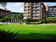 Located to the southeast of Sanya, Yalong Bay is a 7.5-km crescent-shaped bay. Also known as the Yalong Bay National Resort, it is one of the most famous scenic spots in Hainan Province.Visitors are attracted by its crystal blue sea, warm sand beaches and endless rolling hills. Its clean sea waters make it a nice place for diving. There are various kinds of tropical fishes. It is an ideal place for relaxation, water sports and scuba-diving. [ericyangbj/bbs.fengniao] 