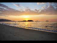 Located to the southeast of Sanya, Yalong Bay is a 7.5-km crescent-shaped bay. Also known as the Yalong Bay National Resort, it is one of the most famous scenic spots in Hainan Province.Visitors are attracted by its crystal blue sea, warm sand beaches and endless rolling hills. Its clean sea waters make it a nice place for diving. There are various kinds of tropical fishes. It is an ideal place for relaxation, water sports and scuba-diving. [ericyangbj/bbs.fengniao] 