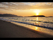Located to the southeast of Sanya, Yalong Bay is a 7.5-km crescent-shaped bay. Also known as the Yalong Bay National Resort, it is one of the most famous scenic spots in Hainan Province.Visitors are attracted by its crystal blue sea, warm sand beaches and endless rolling hills. Its clean sea waters make it a nice place for diving. There are various kinds of tropical fishes. It is an ideal place for relaxation, water sports and scuba-diving. [ericyangbj/bbs.fengniao] 