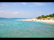 Located to the southeast of Sanya, Yalong Bay is a 7.5-km crescent-shaped bay. Also known as the Yalong Bay National Resort, it is one of the most famous scenic spots in Hainan Province.Visitors are attracted by its crystal blue sea, warm sand beaches and endless rolling hills. Its clean sea waters make it a nice place for diving. There are various kinds of tropical fishes. It is an ideal place for relaxation, water sports and scuba-diving. [ericyangbj/bbs.fengniao] 