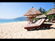 Located to the southeast of Sanya, Yalong Bay is a 7.5-km crescent-shaped bay. Also known as the Yalong Bay National Resort, it is one of the most famous scenic spots in Hainan Province.Visitors are attracted by its crystal blue sea, warm sand beaches and endless rolling hills. Its clean sea waters make it a nice place for diving. There are various kinds of tropical fishes. It is an ideal place for relaxation, water sports and scuba-diving. [ericyangbj/bbs.fengniao] 