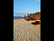 Located to the southeast of Sanya, Yalong Bay is a 7.5-km crescent-shaped bay. Also known as the Yalong Bay National Resort, it is one of the most famous scenic spots in Hainan Province.Visitors are attracted by its crystal blue sea, warm sand beaches and endless rolling hills. Its clean sea waters make it a nice place for diving. There are various kinds of tropical fishes. It is an ideal place for relaxation, water sports and scuba-diving. [ericyangbj/bbs.fengniao] 