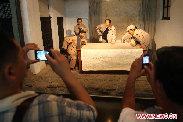 Visitors take photo at Xibaipo Memorial Museum at Xibaipo, a village in north China's Hebei Province, June 19, 2011. [Xinhua/Ding Lixin]