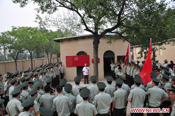 A group of policemen visit the site of the Second Plenary Session of the 7th Communist Party of China Central Committee at Xibaipo, a village in north China's Hebei Province, June 14, 2011. [Xinhua/Ding Lixin] 