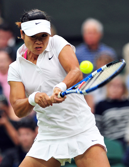 China's Li Na returns a ball during a second round match against Sabine Lisicki of Germany at the 2011 Wimbledon tennis championships in London, Britain, June 23, 2011. [Source: Sina.com]