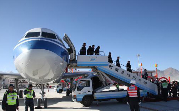A plane of Air China lands at Xigaze Airport, southwest China's Tibet Autonomous Region, on October 30. The airport, located 3,782 meters above the sea level, is the fifth airport in Tibet. [Xinhua]