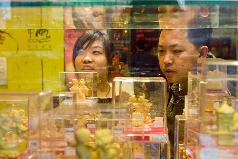 Customers shop at a gold shop. According to the China Gold Association, domestic gold sales grew 21.26 percent to 571.51 tons last year from 2009.
