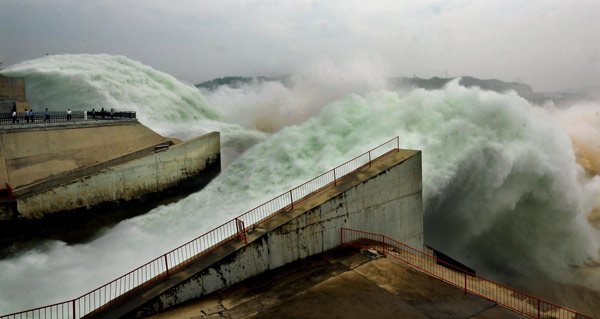 Water gushes out from the Xiaolangdi Reservoir on the Yellow River in Central China's Henan province, June 22, 2011. [Photo/Xinhua]