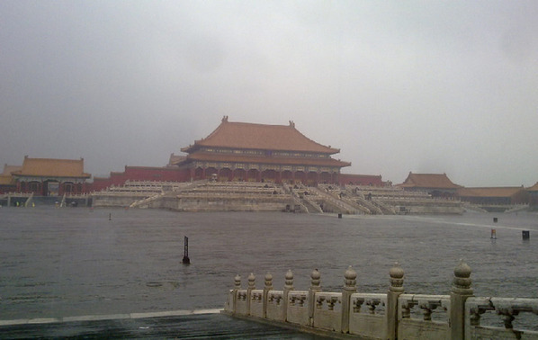 Rainstorms pounded the Yonghe Temple Thursday afternoon. The storms delayed over 140 flights, slowed road traffic and disrupted the operation of two subway lines in the afternoon rush hours. [Photo/Xinhua] 