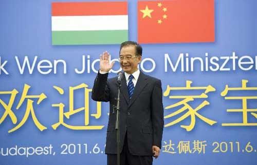 Chinese Premier Wen Jiabao gestures while answering students' questions during a cultural exchange activity at the Eotvos Lorand University in Budapest, Hungary, June 24, 2011. [Xinhua/Huang Jingwen] 