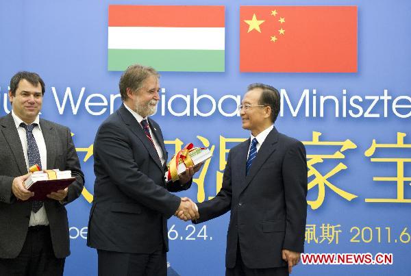Wen in Hungary for visit, stresses youths' role in bilateral ties