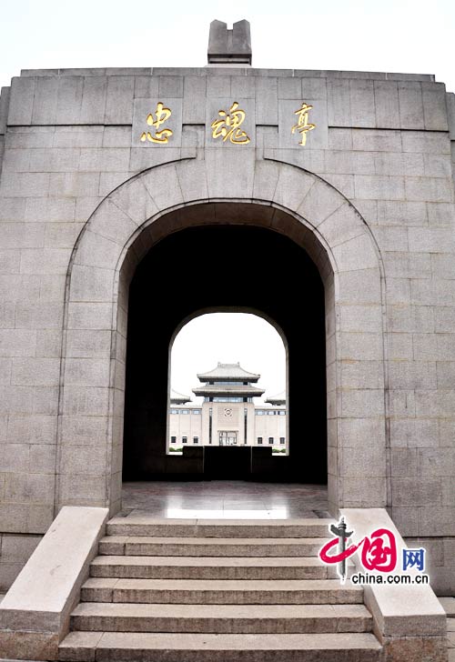 The Yuhuatai Martyrs' Cemetery is situated outside of Zhonghuamen in Nanjing, Jiangsu Province.The cemetery consists of the main peaks and five other hillocks covering 54.2 hectares. 