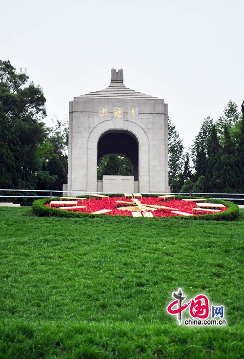 The Yuhuatai Martyrs' Cemetery is situated outside of Zhonghuamen in Nanjing, Jiangsu Province.The cemetery consists of the main peaks and five other hillocks covering 54.2 hectares. 