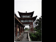 Located in the northwest of the city of Nanchang, Jiangxi Province and on the east bank of the Gan River, Tengwang Pavilion (The Pavilion of Prince Teng) is one of the Four Great Towers of China. It has been destroyed and rebuilt many times over its history. The present building was rebuilt in 1989 on the original site. It is 57.5 meters tall and has nine floors. The building has a total floor area of 13,000 square meters. [白色恶魔/bbs.fengniao]