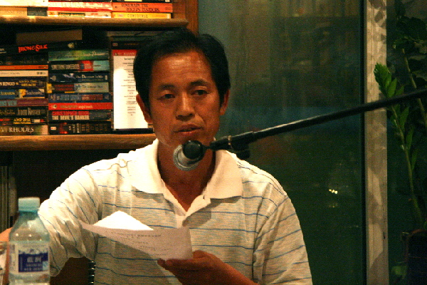Mr Jian Maotang, a principal of a school for migrant children, shares his story with the crowd at the launch of “The Real Life Stories of Migrant Workers and Urban Transplants,” at the Bookworm, in Beijing’s Sanlitun district, Wednesday.