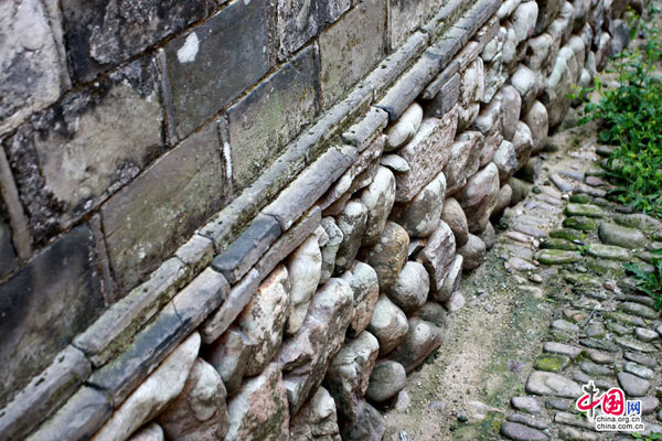 The lanes in Qiantong are all paved with cobbles.