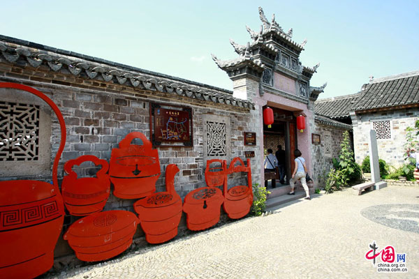  A folk art museum illustrates Qiantong ancient town's rich history.