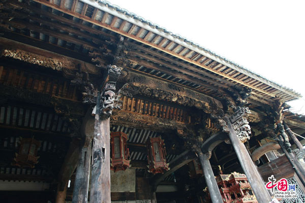 A time-worn ancestral hall in Qiantong.