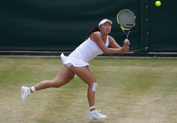 Sharapova eases past Peng to reach quarter-finals