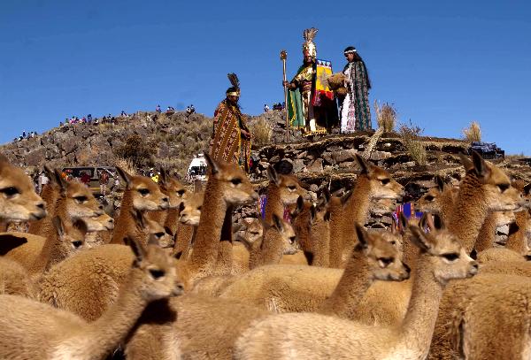 Villagers stage a prehispanic ceremony during the 19th National Chaccu and 18th International Vicugna Festival, at the Pampa Galeras-Barbara D&apos;Achille-Ayacucho National Reserve, Peru, June 27, 2011. Around 600 villagers participated in the ceremony to honor the Inca and the &apos;marriage&apos; of vicugnas, as well as the &apos;apus&apos; (gods) and nature. [Xinhua] 