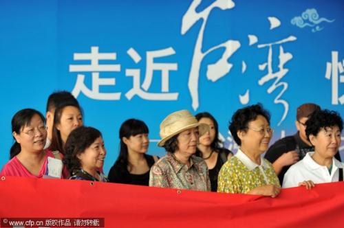 The first batch of Beijing visitors leave for Taiwan on the morning of Tuesday. 