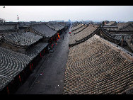 Pingyao is a small town in central Shanxi Province whose history goes back 2,700 years, when it was first built during the reign of King Xuan (827-782 BC) of the Western Zhou Dynasty. Until this very day, the town looks much the same as when it was the county seat of the Ming and Qing dynasties.The city wall stretches for about six kilometers.The old town of Pingyao went on the list of world cultural heritage in 1997.[c78228/forums.nphoto.net] 