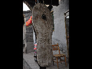 Pingyao is a small town in central Shanxi Province whose history goes back 2,700 years, when it was first built during the reign of King Xuan (827-782 BC) of the Western Zhou Dynasty. Until this very day, the town looks much the same as when it was the county seat of the Ming and Qing dynasties.The city wall stretches for about six kilometers.The old town of Pingyao went on the list of world cultural heritage in 1997.[c78228/forums.nphoto.net] 